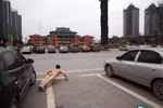 Sở thích kỳ lạ: Chống đẩy, chụp ảnh nude, đánh dấu các vụ bê bối