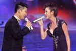 Cận cảnh Jennifer Phạm khoe giọng hát dễ thương