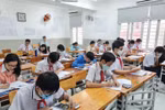 Học sinh Thành phố Hồ Chí Minh vừa kiểm tra học kỳ 1 vừa phòng chống dịch Covid