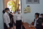 TP.HCM: hơn 100.000 học sinh lớp 9,12 đến trường ngày học trực tiếp đầu tiên