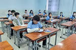 Thi vào 10 ở TPHCM: Thí sinh bị ngã gãy tay phải nhưng vẫn cố gắng đi thi 