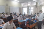 Vẫn xảy ra tình trạng cán bộ coi thi sử dụng điện thoại trong khu vực thi
