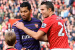 Sao Arsenal xin đổi áo với Van Persie ngay… hiệp 1