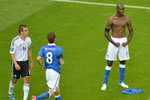 Góc ảnh: Đêm huyền diệu của ‘Super’ Mario Balotelli