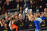 Thắng Man City, vô địch FA Cup và... xuống hạng