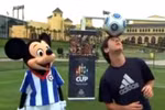 Messi khoe tài nghệ đá bóng với… chuột Mickey