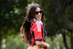 Nữ CĐV xinh đẹp khoe sắc ủng hộ Milan bắn hạ Barca