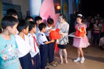 Lý Nhã Kỳ chân trần, mang Trung thu đến trẻ em TP.Mỹ Tho