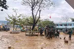 Sau lũ, nhiều trường ở Đà Nẵng vẫn ngập trong bùn nên HS chưa thể đến trường
