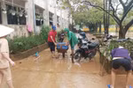 Thầy cô đội mưa dọn dẹp bùn non, vệ sinh trường lớp sau mưa lũ lớn 