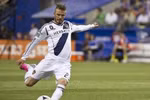 Beckham tái hiện siêu phẩm sút phạt ghi bàn thần sầu