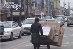 Nữ sinh Hàn nhặt rác giúp gia đình gây xúc động