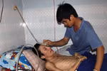 Chàng trai nghèo 4 năm chăm sóc người hàng xóm bại liệt