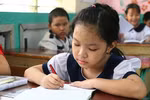 Trò chưa biết chữ, cô ra bài điền từ tiếng Anh