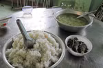 Bữa ăn học sinh teo tóp vì... “cõng” phí!