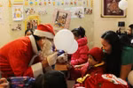 Chùm ảnh: Trẻ thơ phấn khích đón ông già Noel