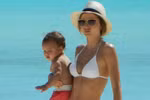 Bikini trắng muốt, Miranda Kerr chơi đùa cùng con trai trên bãi biển