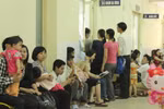 Buồn lòng: Vật vờ đứng, ngồi như "chợ người" chờ khám bệnh cho con
