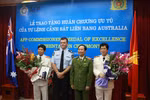 AFP trao tặng Huân chương ưu tú cho 2 sĩ quan công an cao cấp Việt Nam