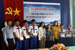 Hội đồng hương An Giang và các mạnh thường quân trao học bổng cho học sinh