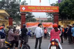Phụ huynh tụ tập trước cổng trường Đặng Cương yêu cầu huyện kết luận