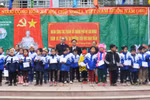 Ông Nguyễn Thiện Nhân tặng 250 suất quà cho đồng bào vùng biên giới