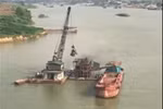 Clip: Người ta múc cát ngay sát chân cầu Sông Lô, Vĩnh Phúc