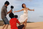 Uyên Linh 'tung bay' trên đồi cát