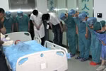 Chuyện hy hữu: Nhiều bác sĩ cúi mình trước bệnh nhân nhí