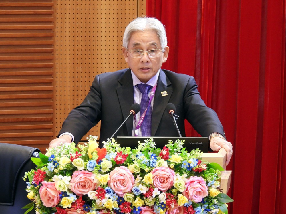2-nha-giao-uu-tu-pho-giao-su-tien-si-luong-minh-cu-bi-thu-dang-uy-hieu-truong-truong-dai-hoc-cuu-long-phat-bieu-khai-mac-hoi-nghi-2048x1536.jpg
