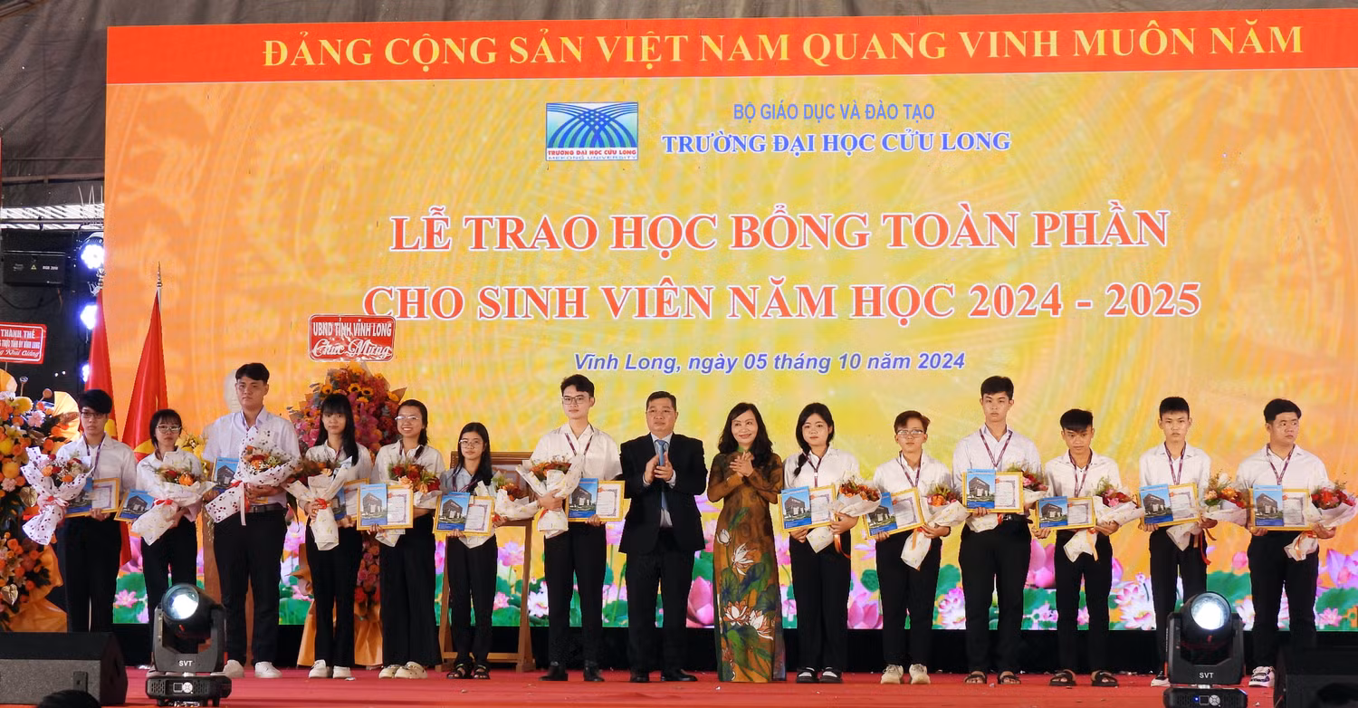 6-thac-si-le-ton-duc-hoa-chu-tich-hoi-dong-truong-va-tien-si-dang-thi-ngoc-lan-pho-hieu-truong-trao-hoc-bong-cho-tan-sinh-vien.jpg