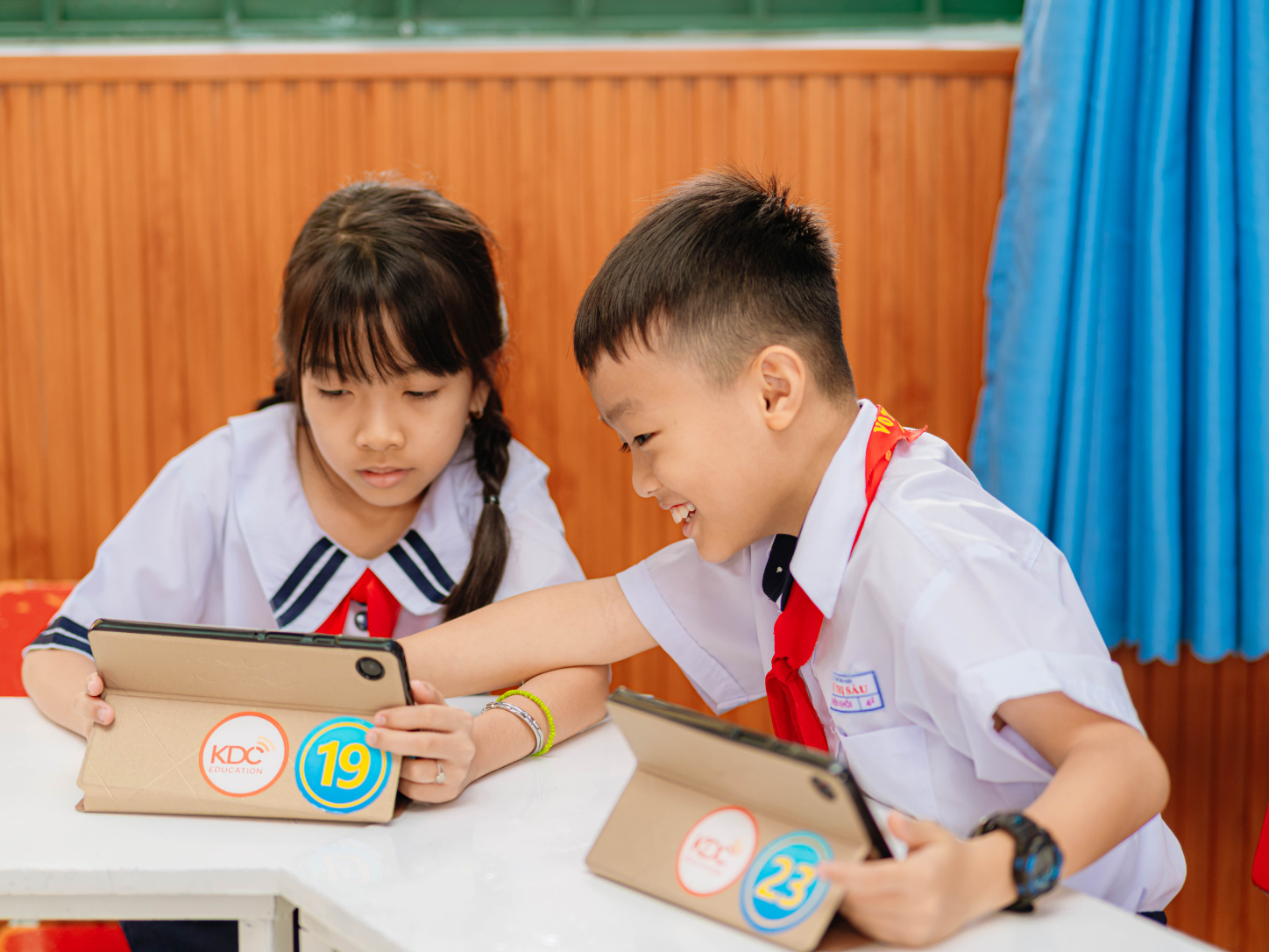 cac-hoc-sinh-dang-vui-ve-thuc-hanh-trong-tiet-hoc-giao-duc-ky-nang-so-cua-kdc-education.png