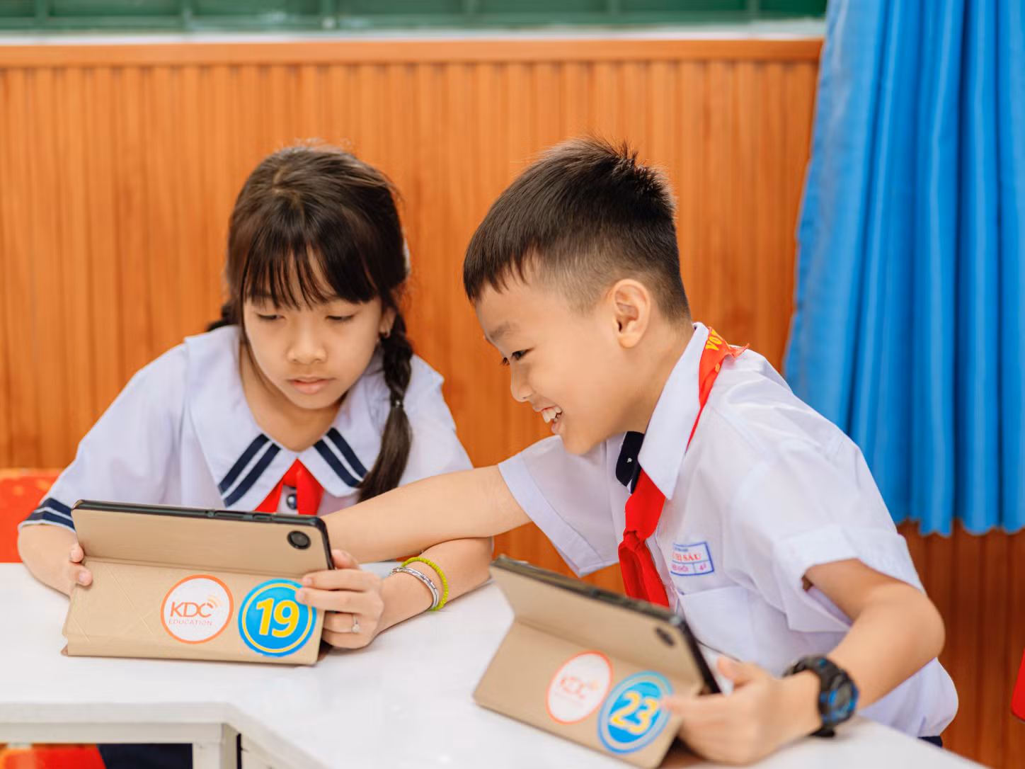 cac-hoc-sinh-dang-vui-ve-thuc-hanh-trong-tiet-hoc-giao-duc-ky-nang-so-cua-kdc-education.png