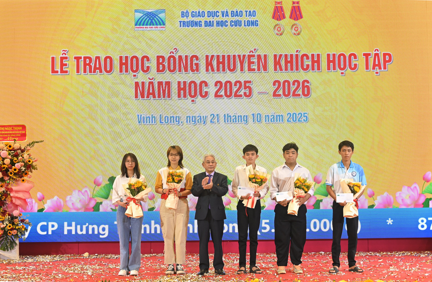 1-nha-giao-uu-tu-pgsts-luong-minh-cu-bi-thu-dang-uy-hieu-truong-truong-dh-cuu-long-trao-hoc-bong-khuyen-khich-hoc-tap-cho-sinh-vien-771.jpg