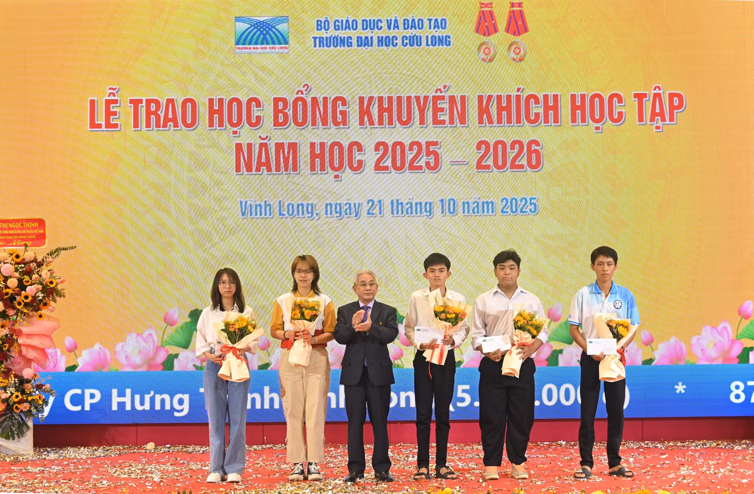 1-nha-giao-uu-tu-pgsts-luong-minh-cu-bi-thu-dang-uy-hieu-truong-truong-dh-cuu-long-trao-hoc-bong-khuyen-khich-hoc-tap-cho-sinh-vien-771.jpg