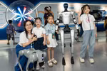 Lần đầu tiên robot hình người xuất hiện, khuấy đảo phụ huynh, học sinh tại STEM TOWN