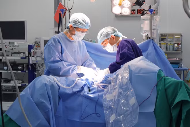Bị ung thư xâm lấn bàng quang, người đàn ông 61 tuổi thoát cửa tử nhờ chiến lược điều trị đặc biệt
