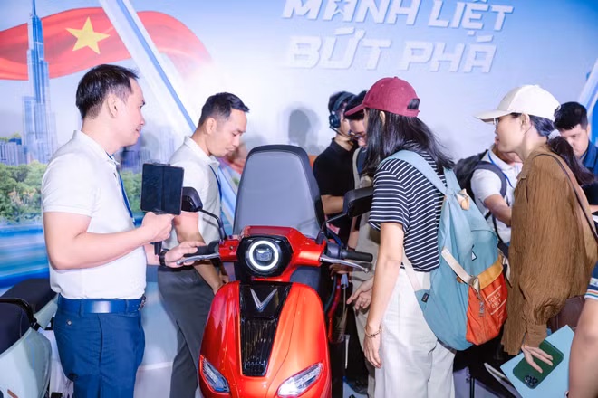 Khách hàng TP.HCM lái thử VinFast Kyo trong ngày đầu ra mắt: Đẹp dáng, mượt ga, phù hợp dân công sở