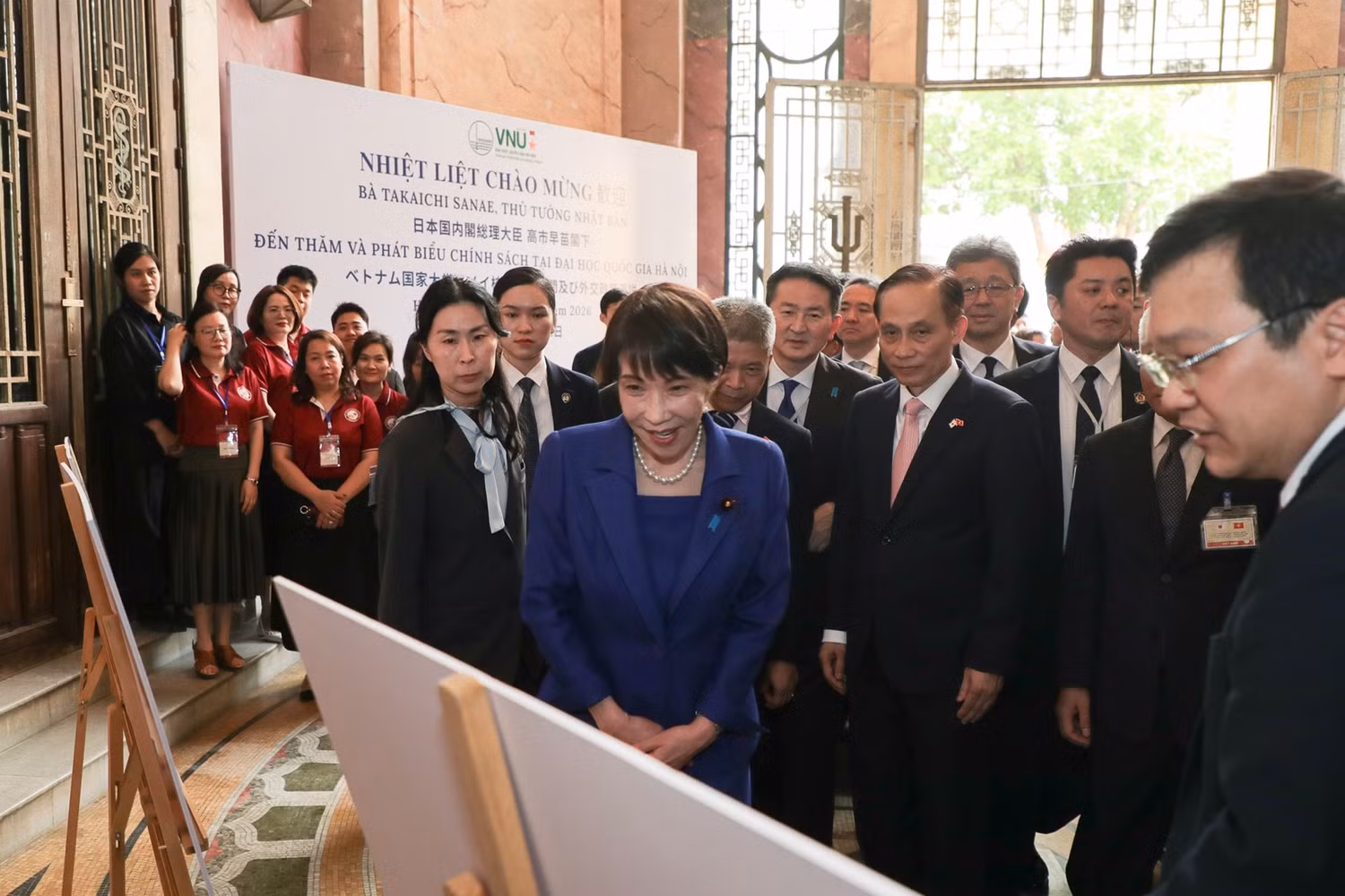 Thủ tướng Takaichi Sanae xem lại hình ảnh Hoàng gia Nhật Bản đến thăm tòa nhà 19 phố Lê Thánh Tông lịch sử - biểu tượng học thuật tinh hoa của Đại học Quốc gia Hà Nội.