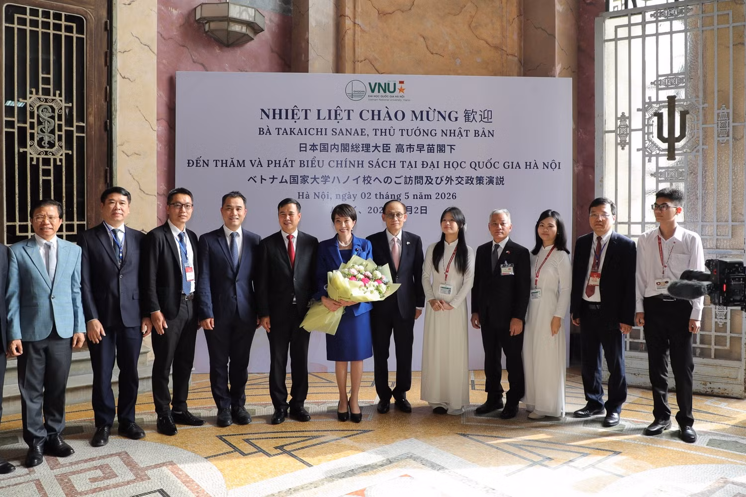 Lãnh đạo Bộ Ngoại giao và lãnh đạo Đại học Quốc gia Hà Nội cùng sinh viên đón tiếp Thủ tướng Nhật Bản Takaichi Sanae.