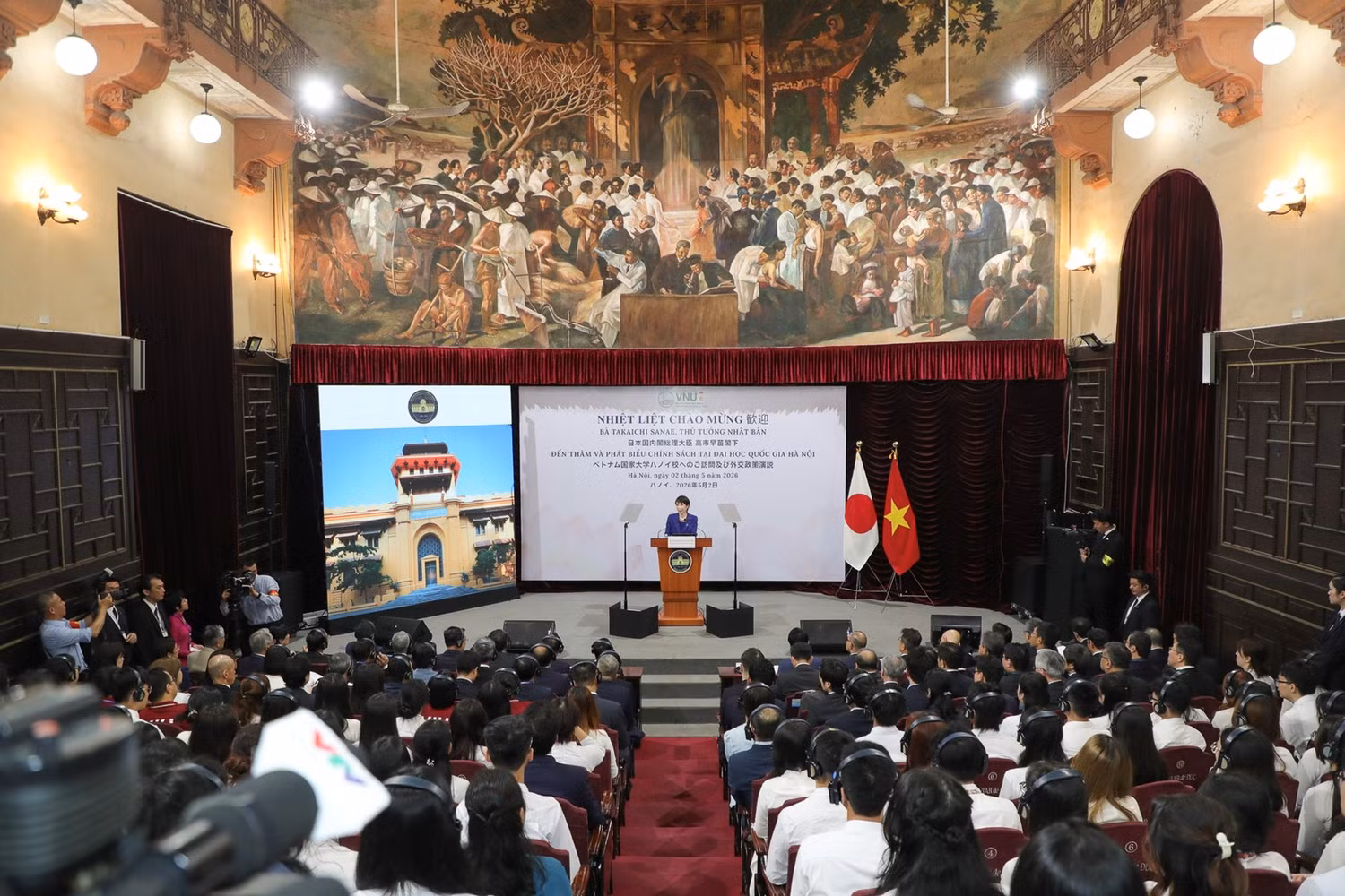 Thủ tướng Takaichi Sanae phát biểu chính sách ngoại giao của Nhật Bản tại Đại học Quốc gia Hà Nội.
