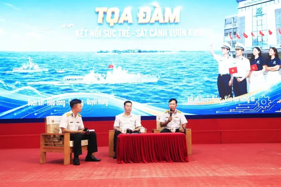 Đại tá Mai Văn Doanh, Bí thư Đảng ủy, Chính ủy Lữ đoàn 162 và Phó giáo sư, Tiến sĩ Nguyễn Lê Cường, Phó Hiệu trưởng Trường Đại học Điện lực tham gia tọa đàm. Ảnh: NTCC