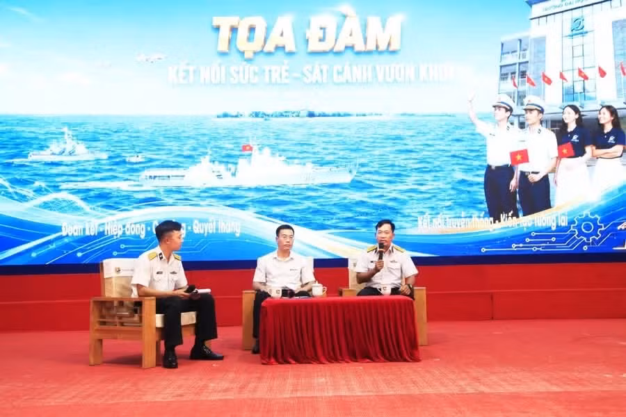 Đại tá Mai Văn Doanh, Bí thư Đảng ủy, Chính ủy Lữ đoàn 162 và Phó giáo sư, Tiến sĩ Nguyễn Lê Cường, Phó Hiệu trưởng Trường Đại học Điện lực tham gia tọa đàm. Ảnh: NTCC
