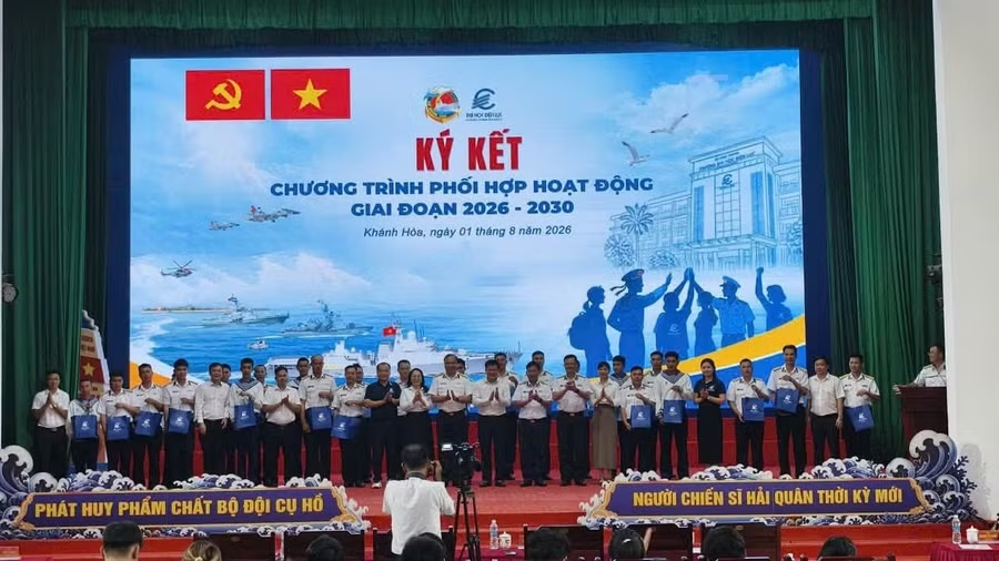 Các đại biểu cùng chụp ảnh lưu niệm. Ảnh: NTCC