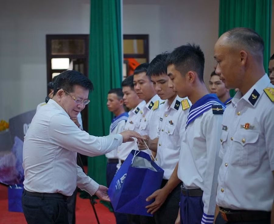 Hiệu trưởng Trường Đại học Điện lực trao tặng 43 suất quà tới cán bộ, chiến sĩ, thân nhân và gia đình cán bộ, chiến sĩ có hoàn cảnh khó khăn đang công tác tại Lữ đoàn 162. Ảnh: NTCC