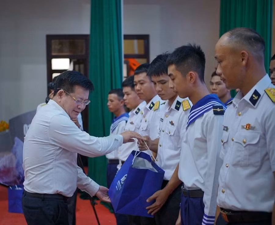 Hiệu trưởng Trường Đại học Điện lực trao tặng 43 suất quà tới cán bộ, chiến sĩ, thân nhân và gia đình cán bộ, chiến sĩ có hoàn cảnh khó khăn đang công tác tại Lữ đoàn 162. Ảnh: NTCC