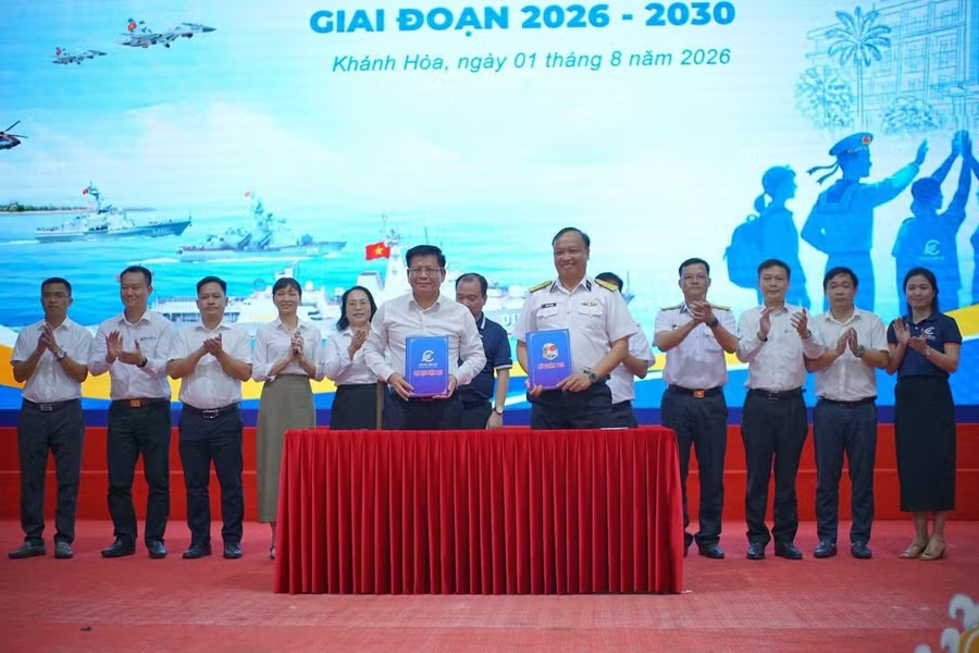 Trường Đại học Điện lực và Lữ đoàn 162 ký kết chương trình phối hợp hoạt động giai đoạn 2026 - 2030. Ảnh: NTCC