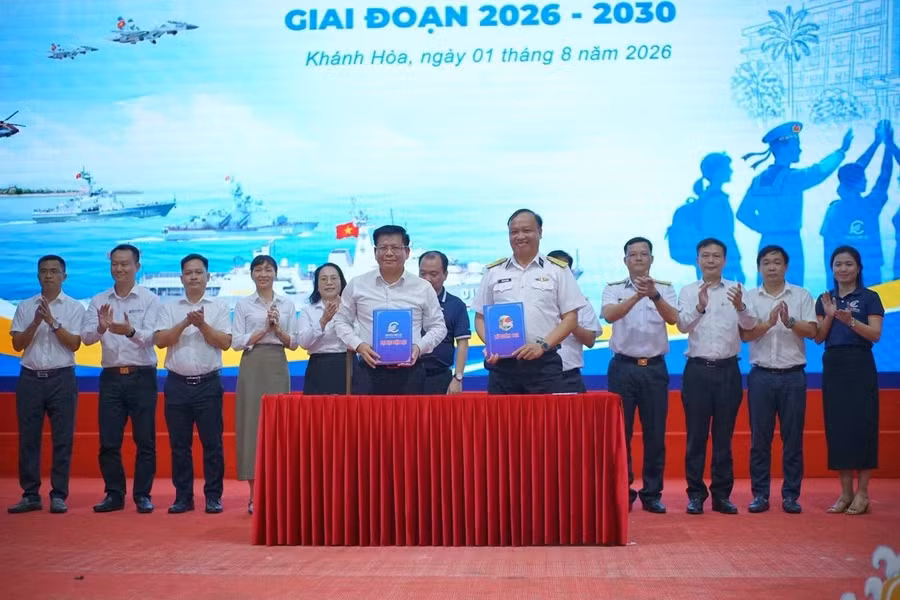 Trường Đại học Điện lực và Lữ đoàn 162 ký kết chương trình phối hợp hoạt động giai đoạn 2026 - 2030. Ảnh: NTCC