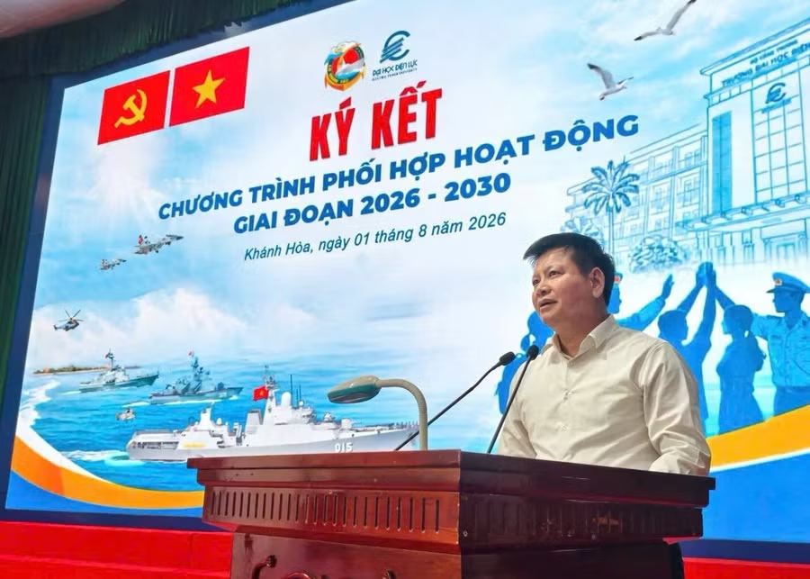 Phó Giáo sư, Tiến sĩ Đinh Văn Châu - Hiệu trưởng Trường Đại học Điện lực phát biểu tại lễ ký kết. Ảnh: NTCC