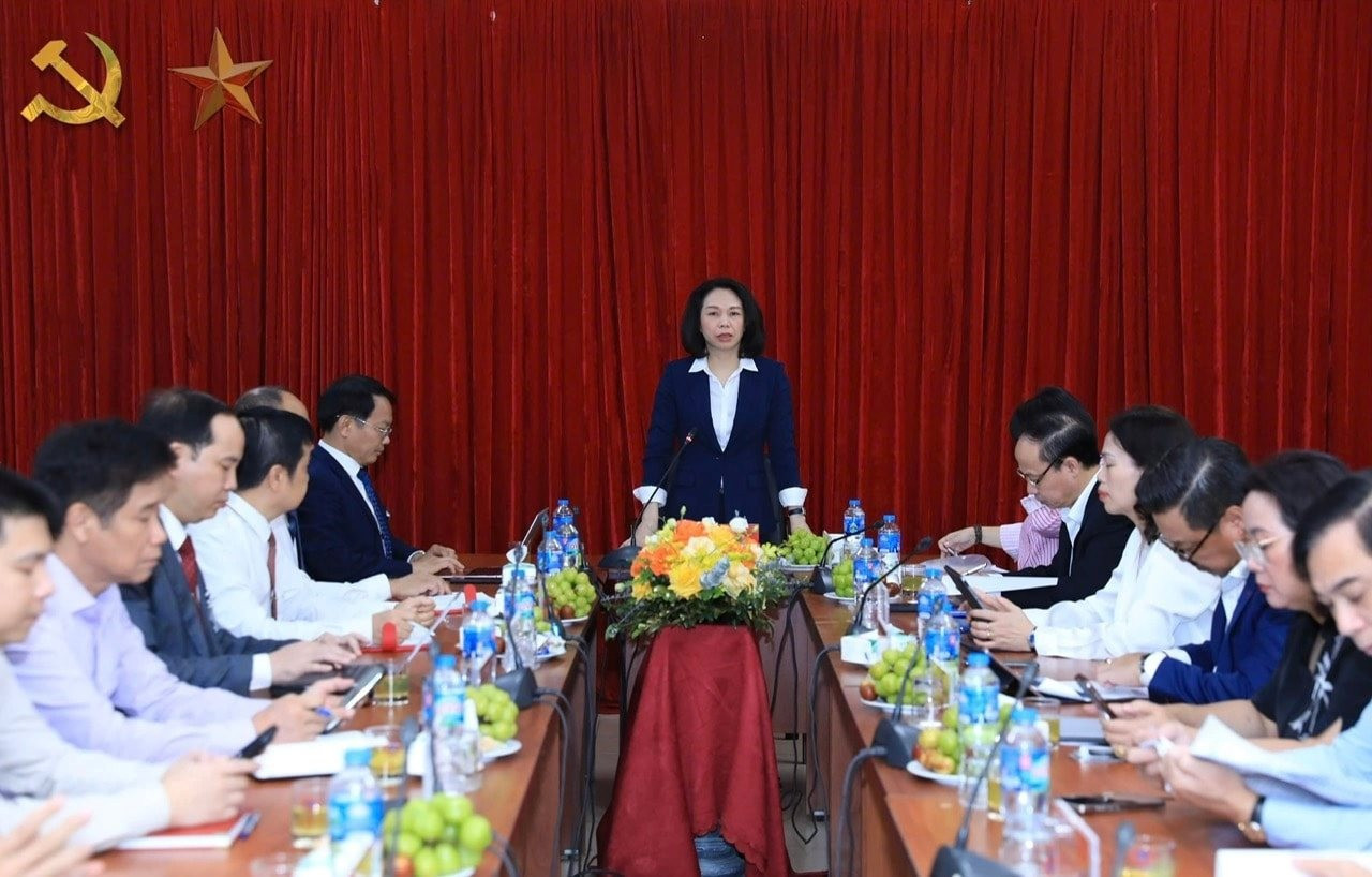 Phó Chủ tịch Ủy ban nhân dân thành phố Hà Nội Vũ Thu Hà trong buổi làm việc với Ban Lãnh đạo Trường Cao đẳng Công nghệ cao Hà Nội, liên quan đến Đề án xây dựng Trường Cao đẳng Công nghệ cao Hà Nội thành cơ sở đào tạo chất lượng cao vào tháng 10/2025. Ảnh: Website nhà trường.